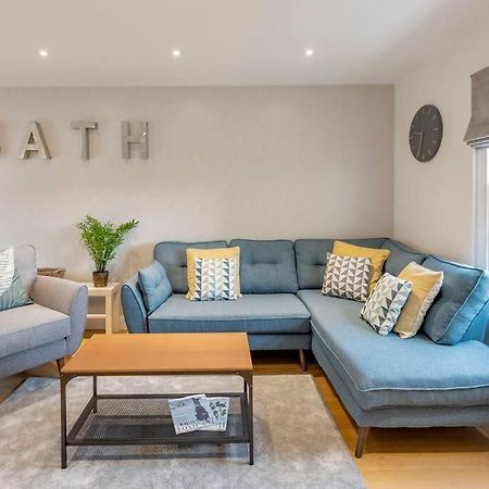 Fantastic 3-Bed House With Parking Bath Exterior foto