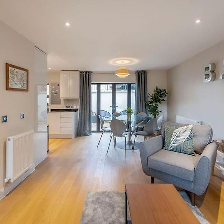 Fantastic 3-Bed House With Parking Bath Exterior foto