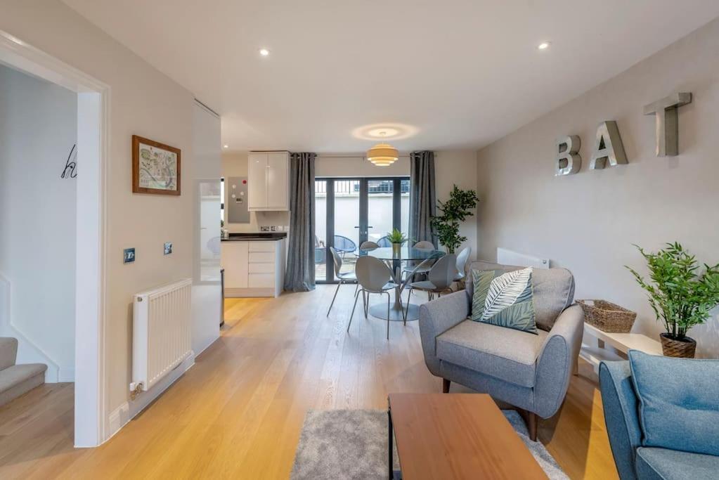Fantastic 3-Bed House With Parking Bath Exterior foto