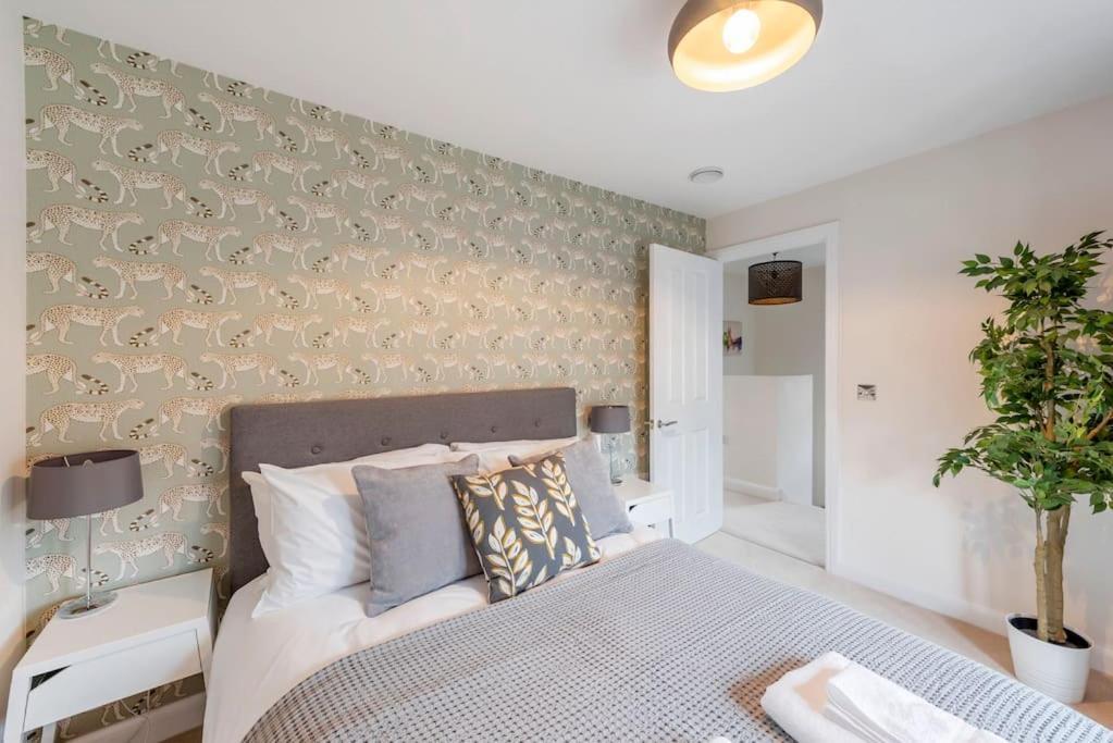Fantastic 3-Bed House With Parking Bath Exterior foto