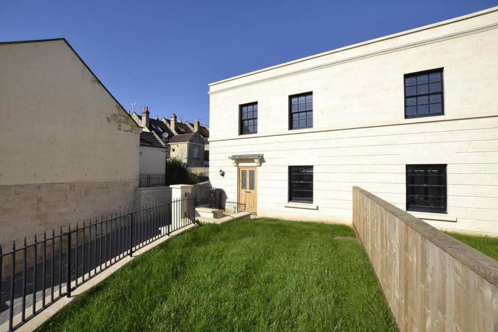Fantastic 3-Bed House With Parking Bath Exterior foto