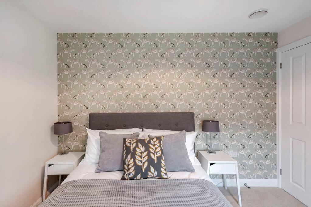 Fantastic 3-Bed House With Parking Bath Exterior foto