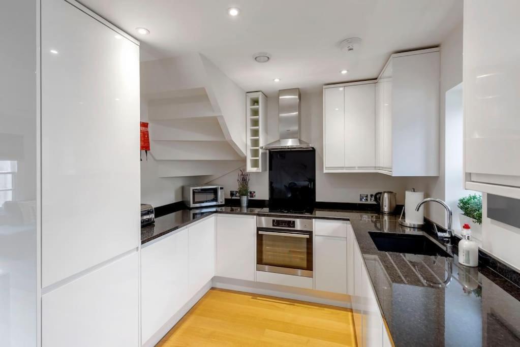 Fantastic 3-Bed House With Parking Bath Exterior foto