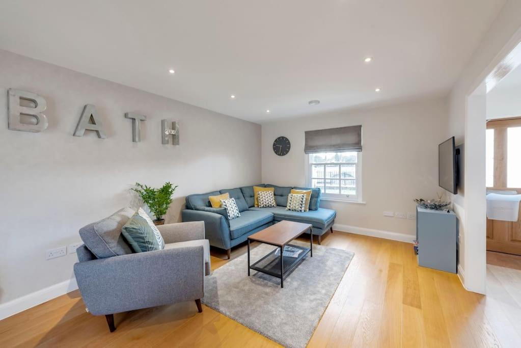Fantastic 3-Bed House With Parking Bath Exterior foto