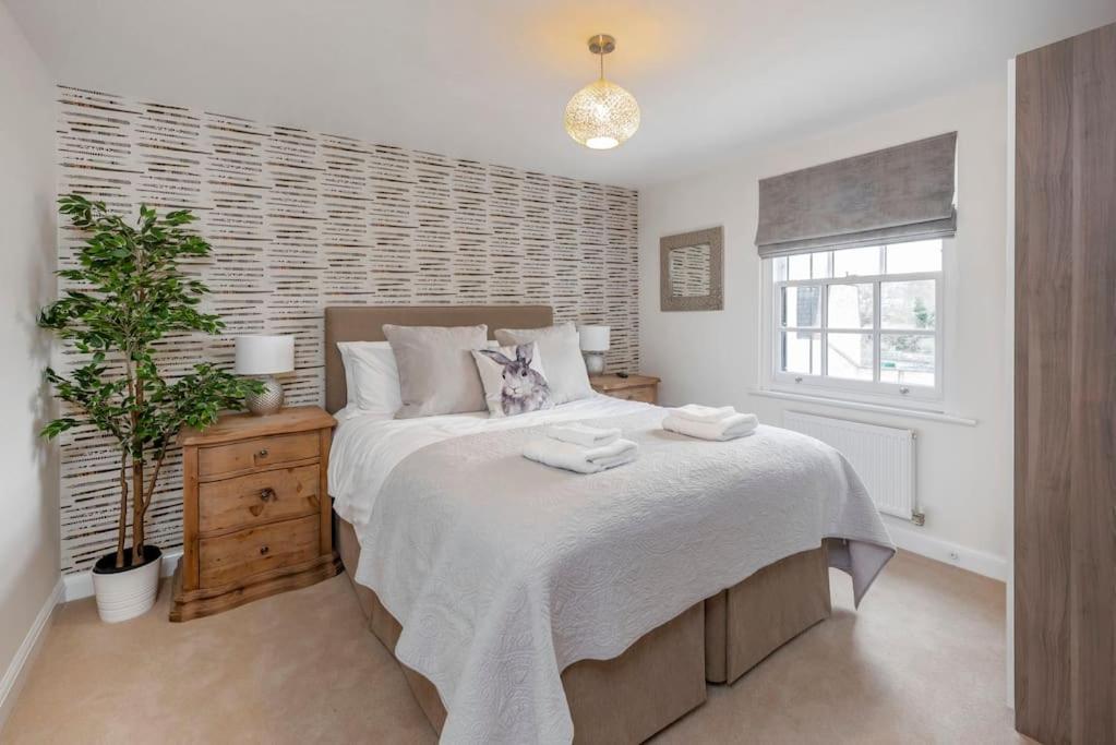 Fantastic 3-Bed House With Parking Bath Exterior foto