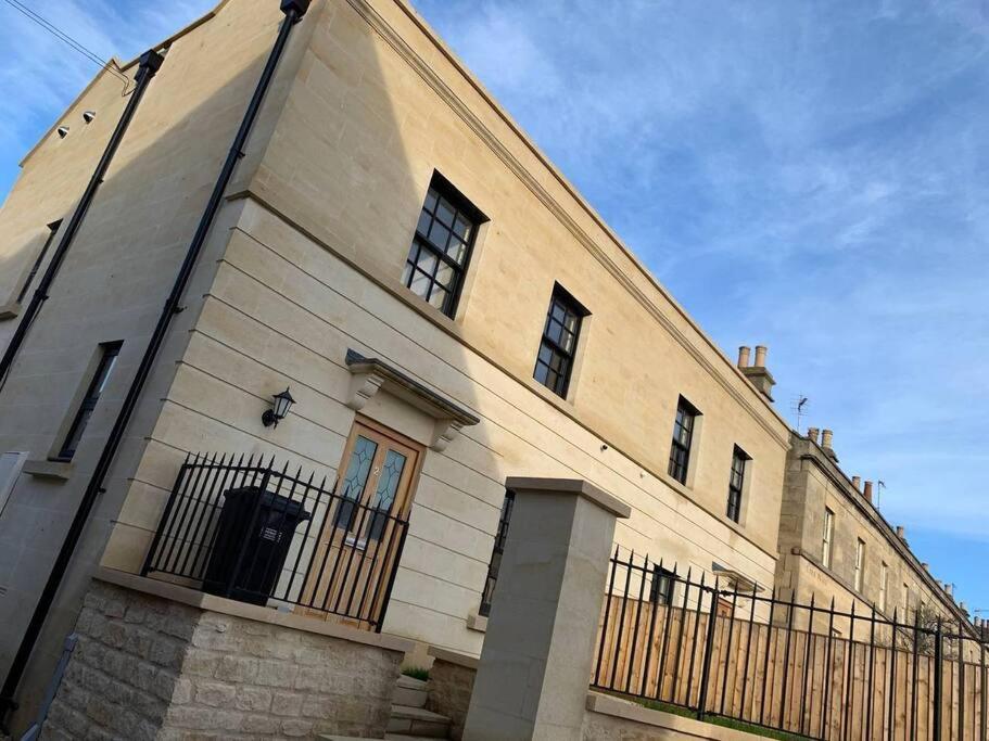 Fantastic 3-Bed House With Parking Bath Exterior foto