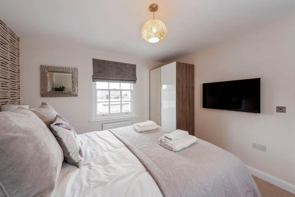 Fantastic 3-Bed House With Parking Bath Exterior foto