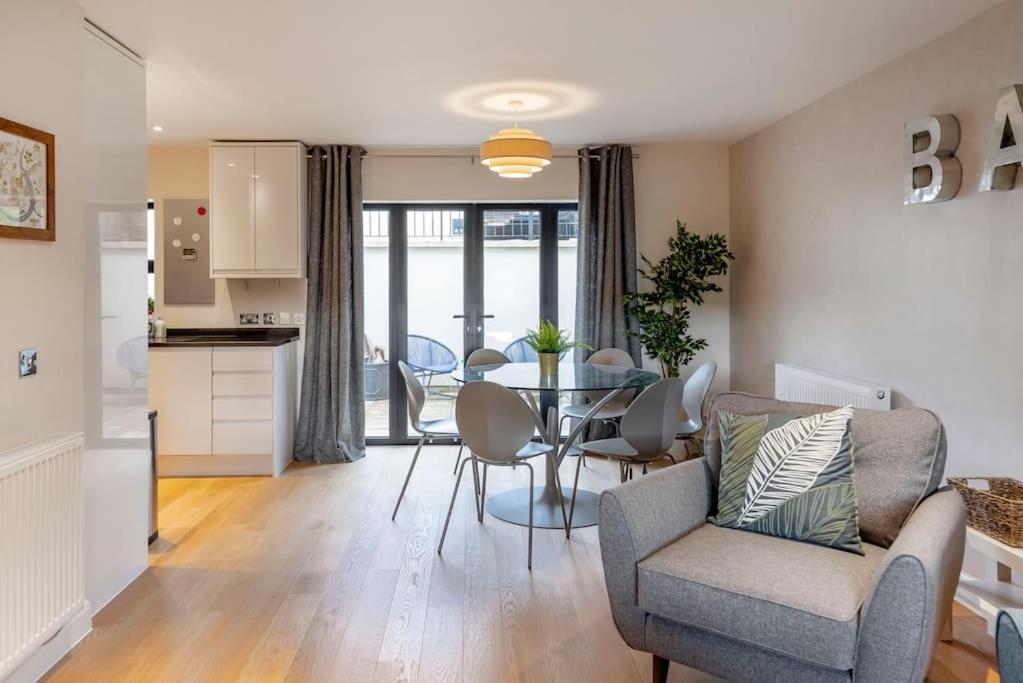 Fantastic 3-Bed House With Parking Bath Exterior foto