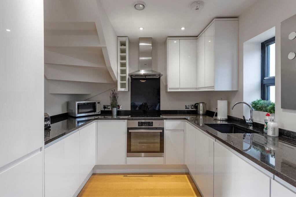 Fantastic 3-Bed House With Parking Bath Exterior foto