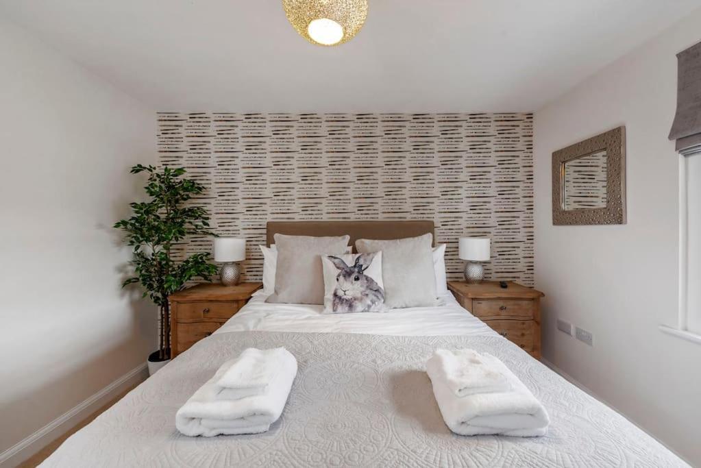 Fantastic 3-Bed House With Parking Bath Exterior foto