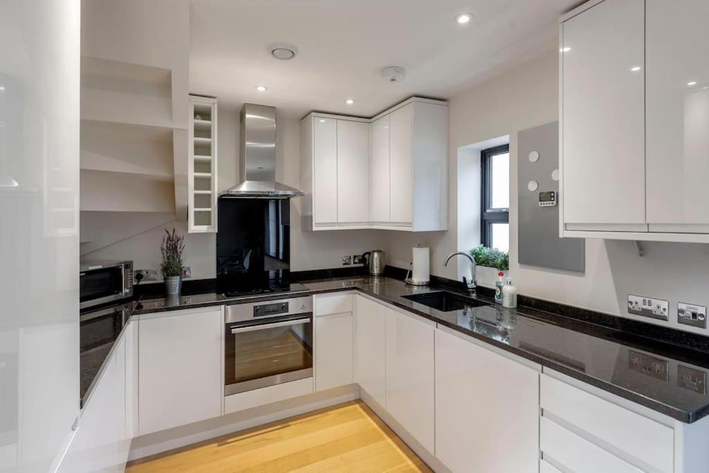 Fantastic 3-Bed House With Parking Bath Exterior foto