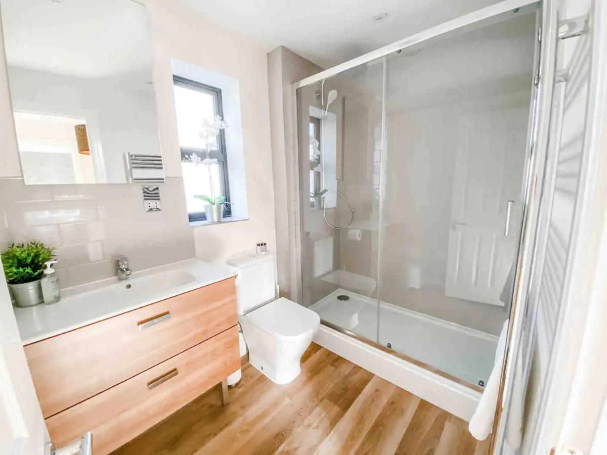 Fantastic 3-Bed House With Parking Bath Exterior foto